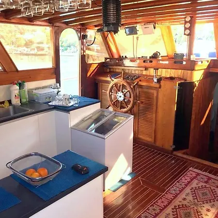 Felix Bodrum Yelkenli Tekne Bitez